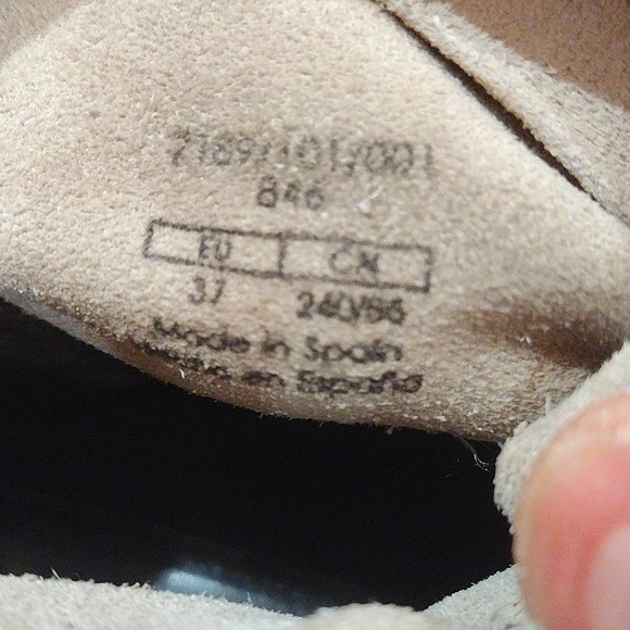 Trafaluc Suede and Snake skin embossed booties in size 7M. Cream colored - Picture 5 of 8